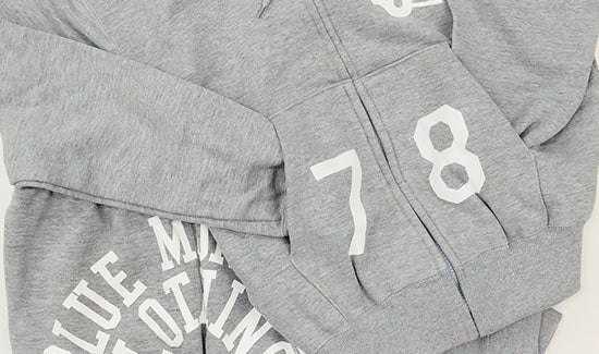 パーカーの顔、フードに注目!