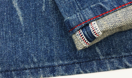 裾をよく見ると色落ちしてますけど、あれって実は加工なんですよ