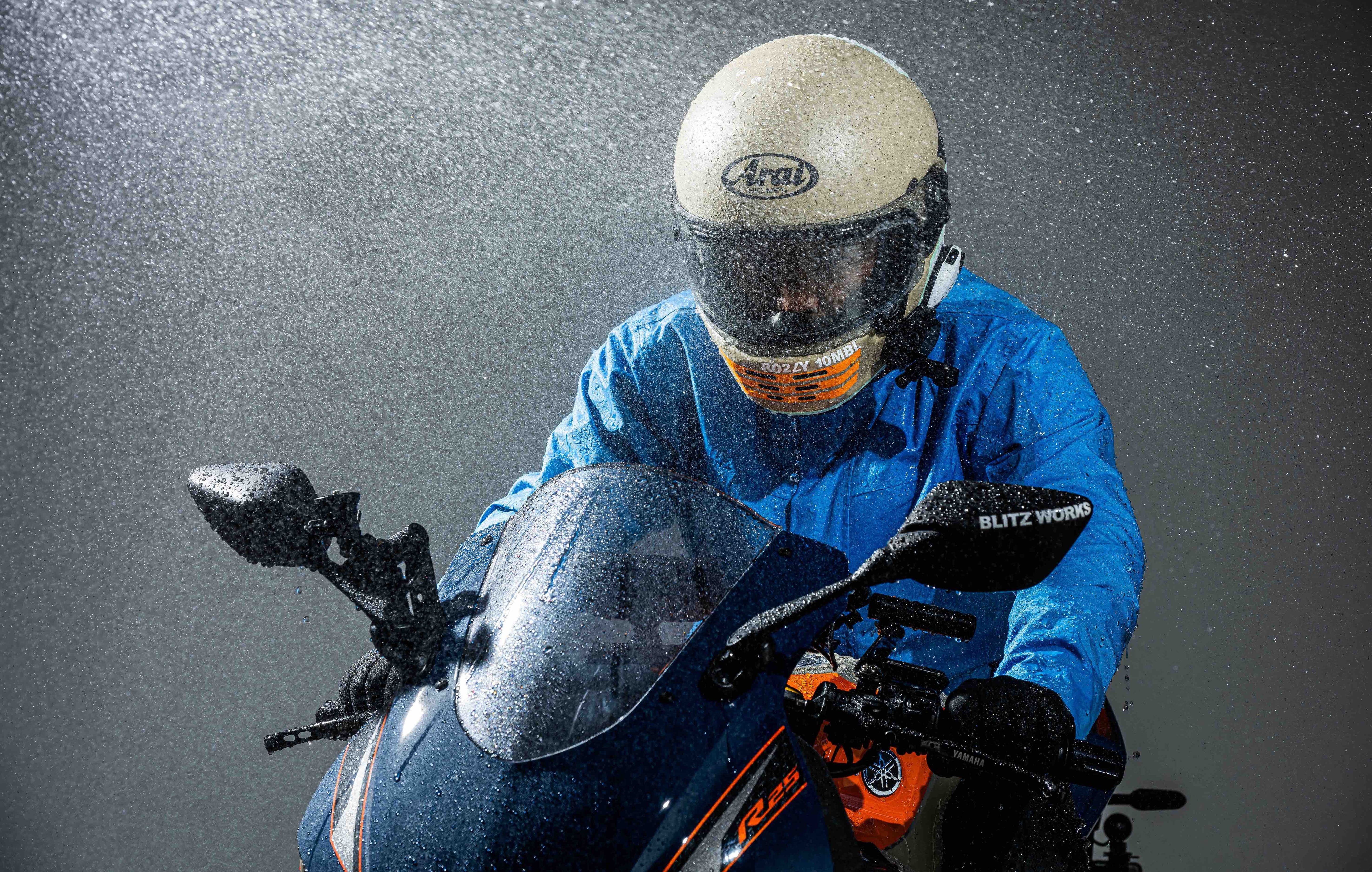防水機能に特化!豪雨でも濡れない!浸みない!【耐水圧20,000mm】耐久防水素材採用の完全オートバイ専用設計【レインアーマー】が完成!