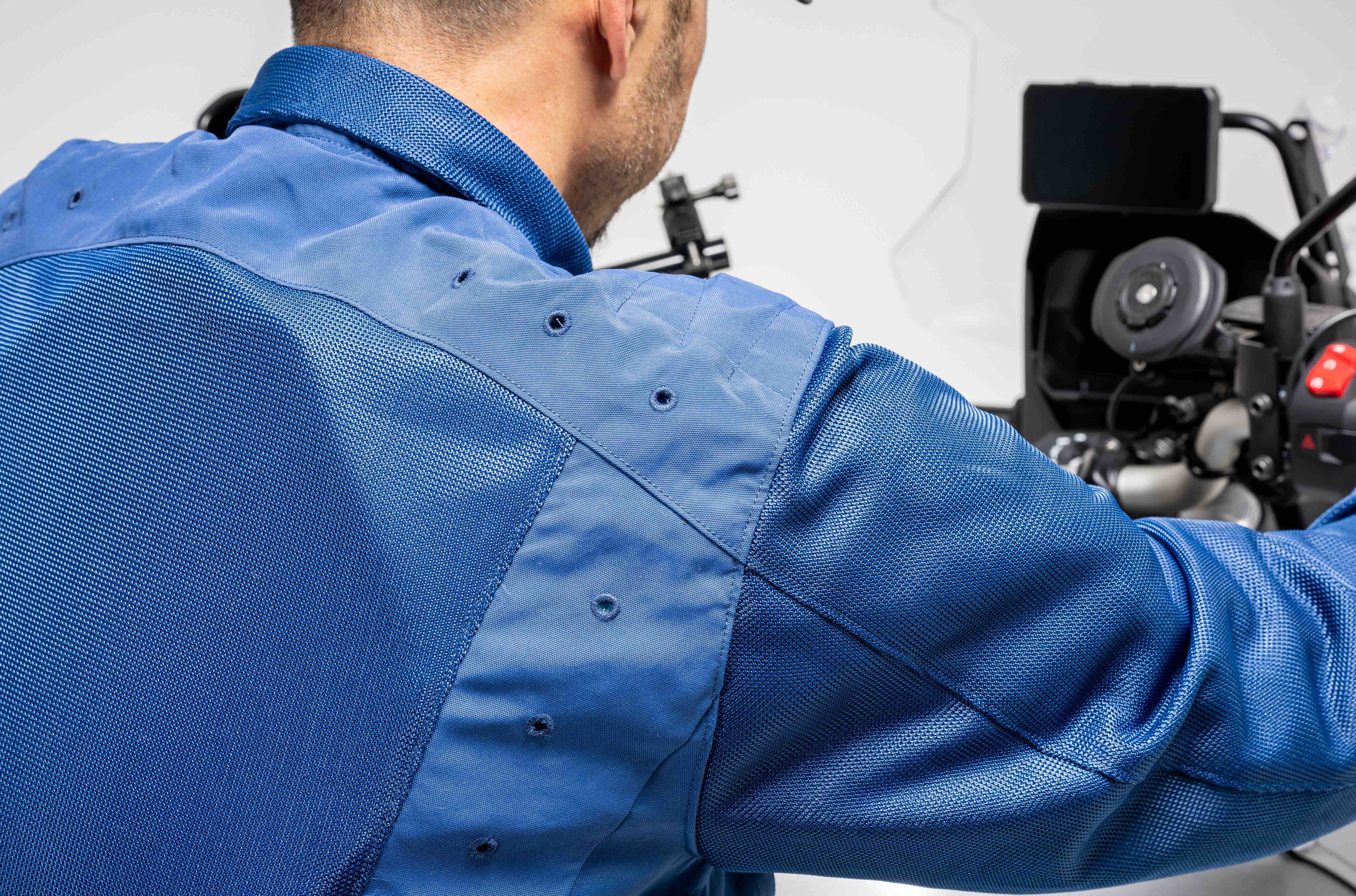 （第3期先行予約：4月30日まで）『エアインテーク化』で全方位360°走行風取り込み【空冷式コーチジャケット】がライダーの上半身を効率的に冷却する！