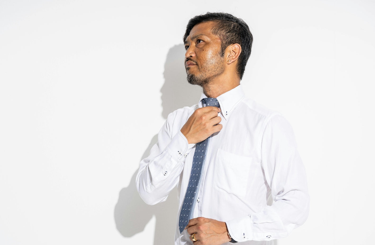隠れ白シャツ難民を救う！日常の「5大汚れを防ぐ」驚愕の耐久防汚！【ガチ白シャツ】