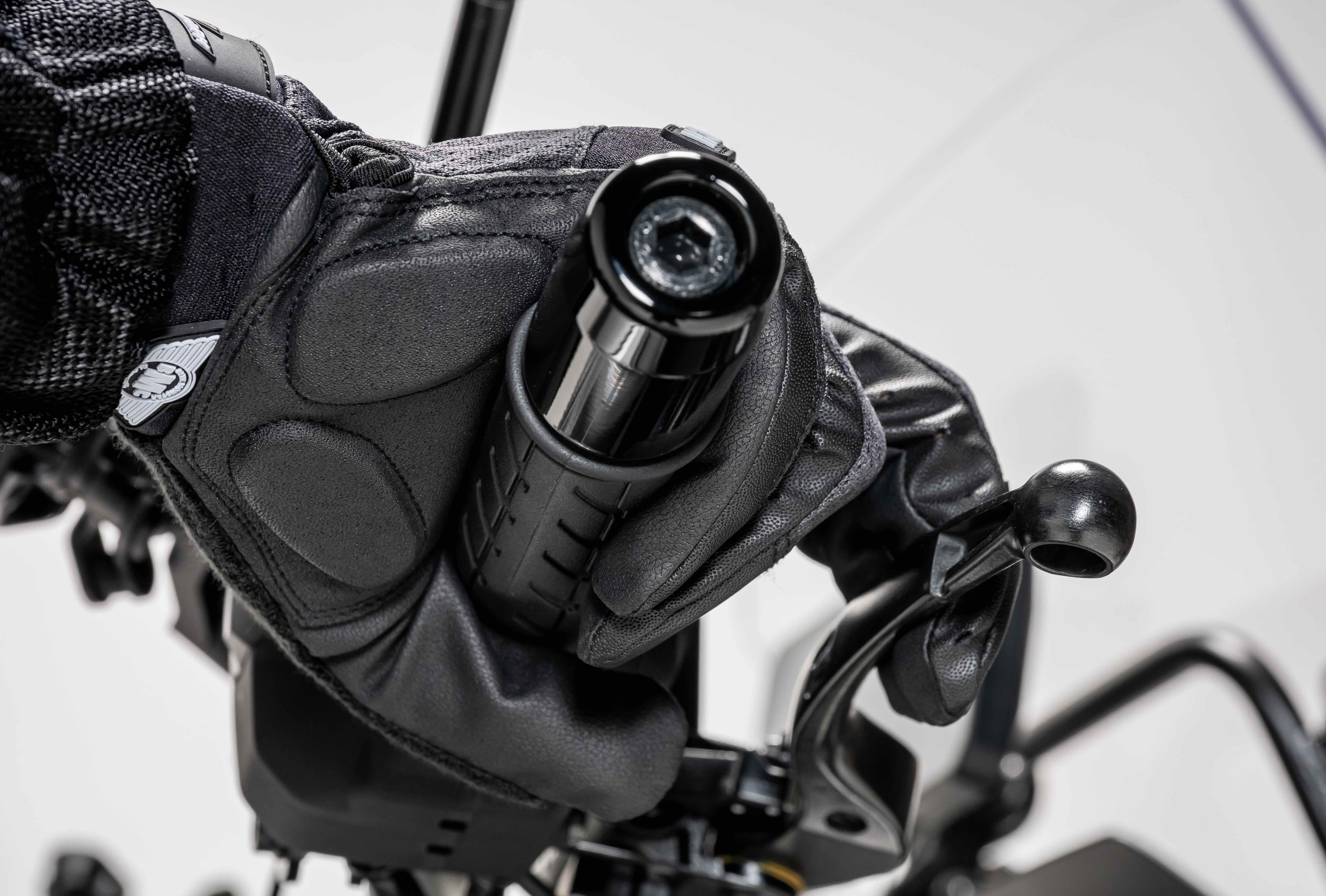 （第2期先行予約：4月30日まで）圧倒的進化『エアインテーク化』で毎秒250cc走行風を取り込む【空冷式グローブ】ライダーを「暑さ」と「蒸れ」から解放する！