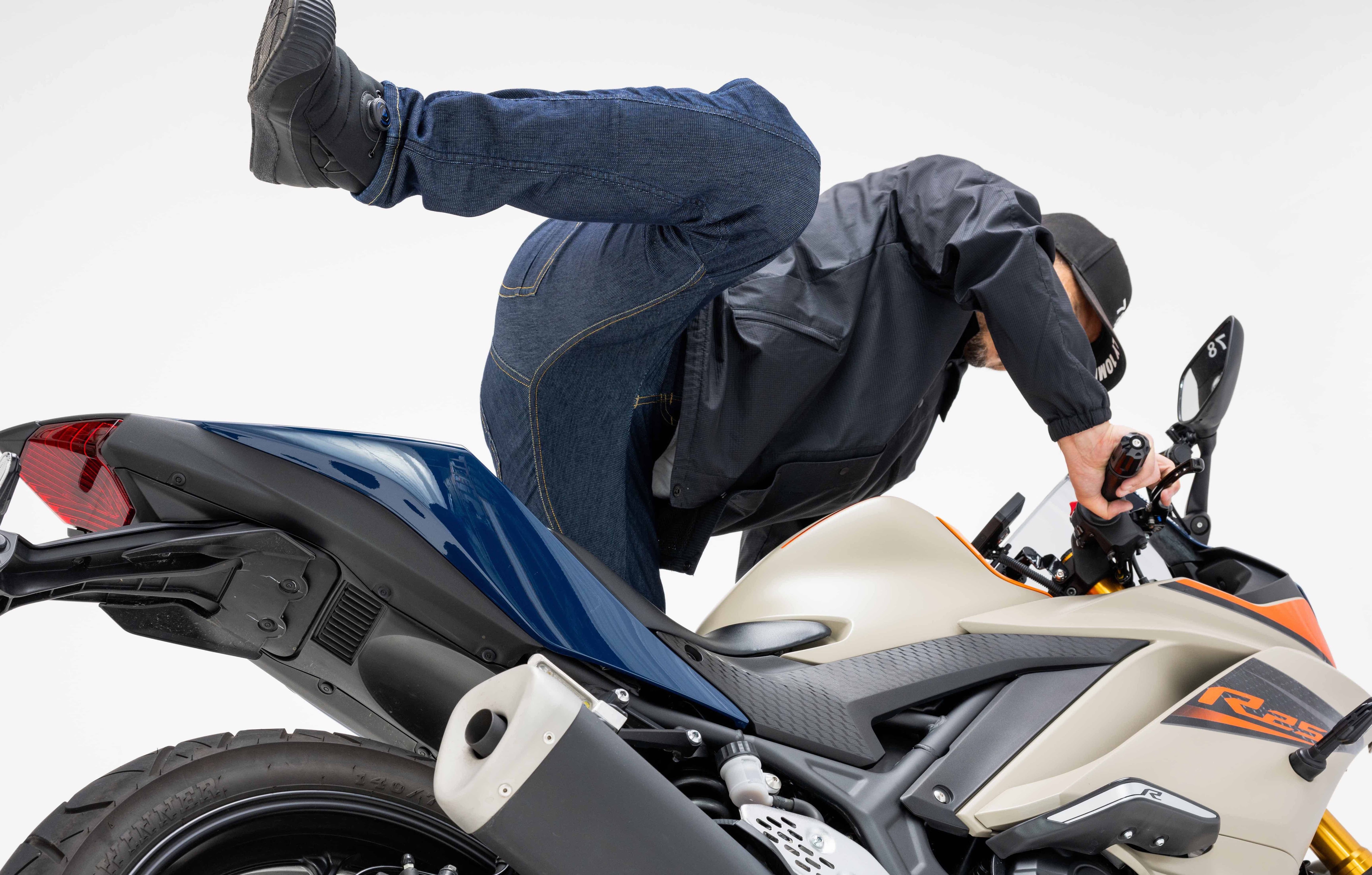 走行風を取り込む【空冷式ジーンズ】が「排熱対策」で大型モデルチェンジ（25年モデル）