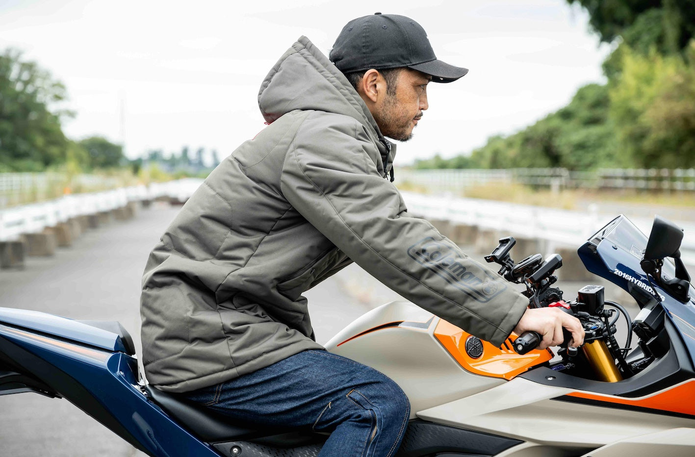 Colemanコラボ【着るテント】防風防寒バイク用アウターが完成！