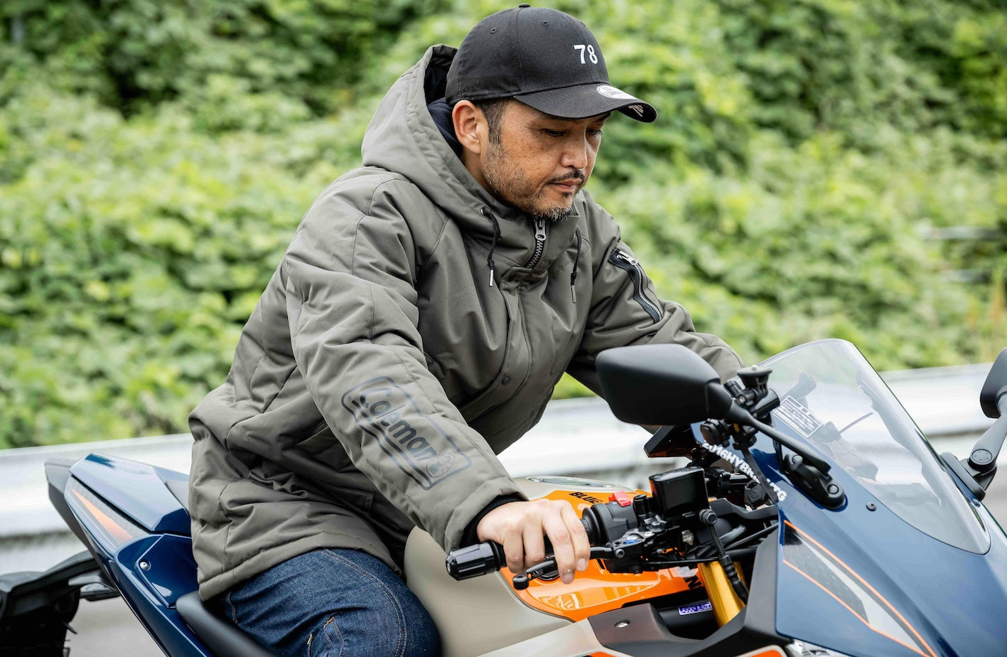 Colemanコラボ【着るテント】防風防寒バイク用アウターが完成！