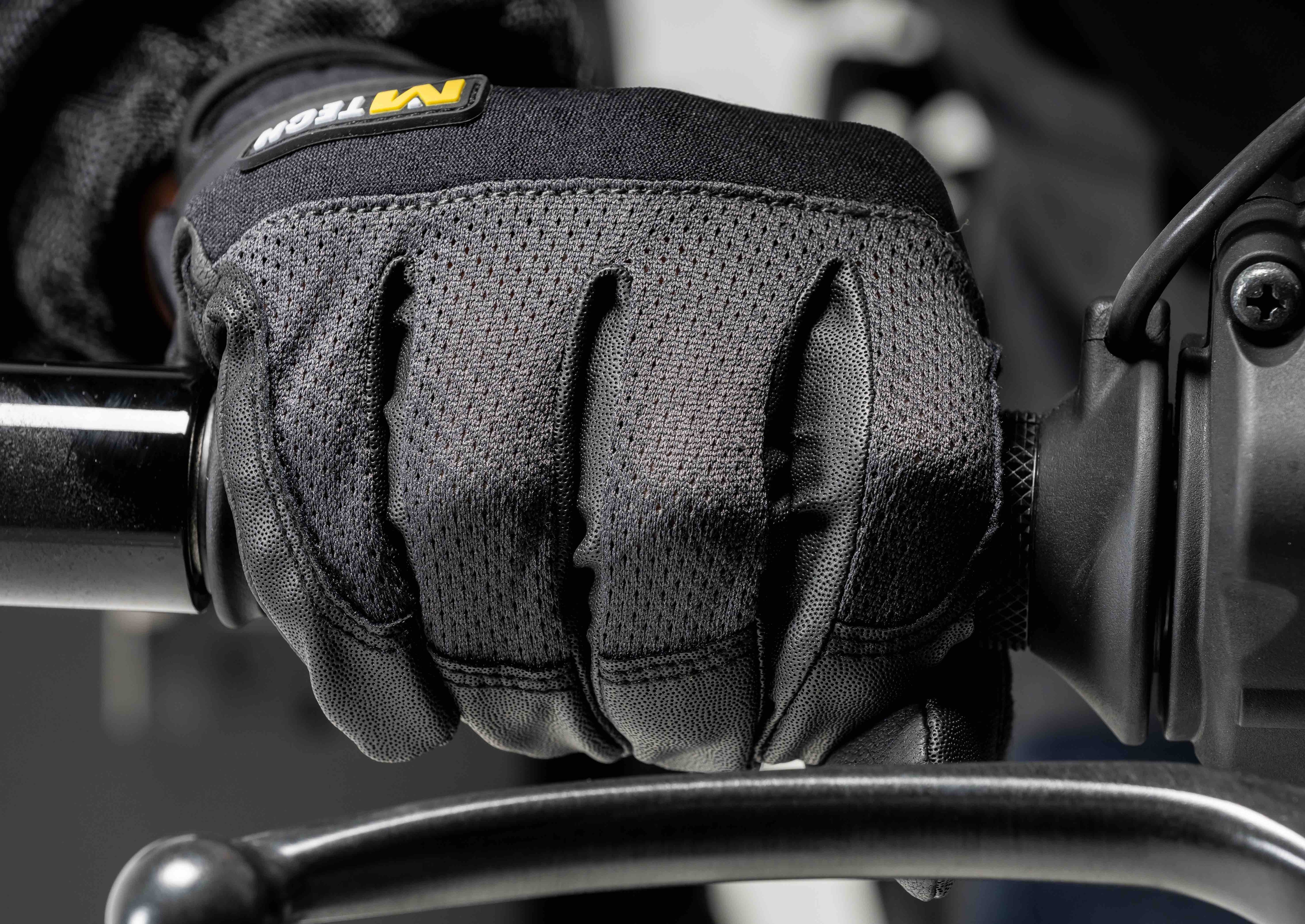 （第2期先行予約：4月30日まで）圧倒的進化『エアインテーク化』で毎秒250cc走行風を取り込む【空冷式グローブ】ライダーを「暑さ」と「蒸れ」から解放する！