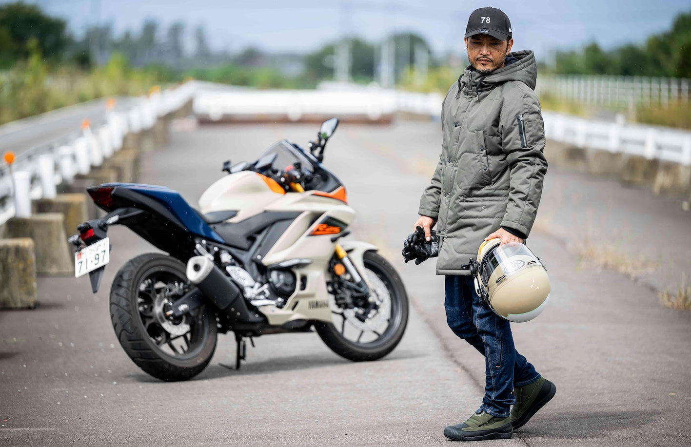 Colemanコラボ【着るテント】防風防寒バイク用アウターが完成！